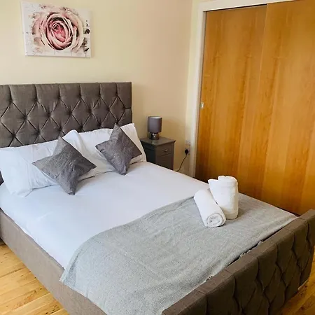 Modern 2 Bed Apartment, Close To Gla Airport & M8 Paisley Exterior foto