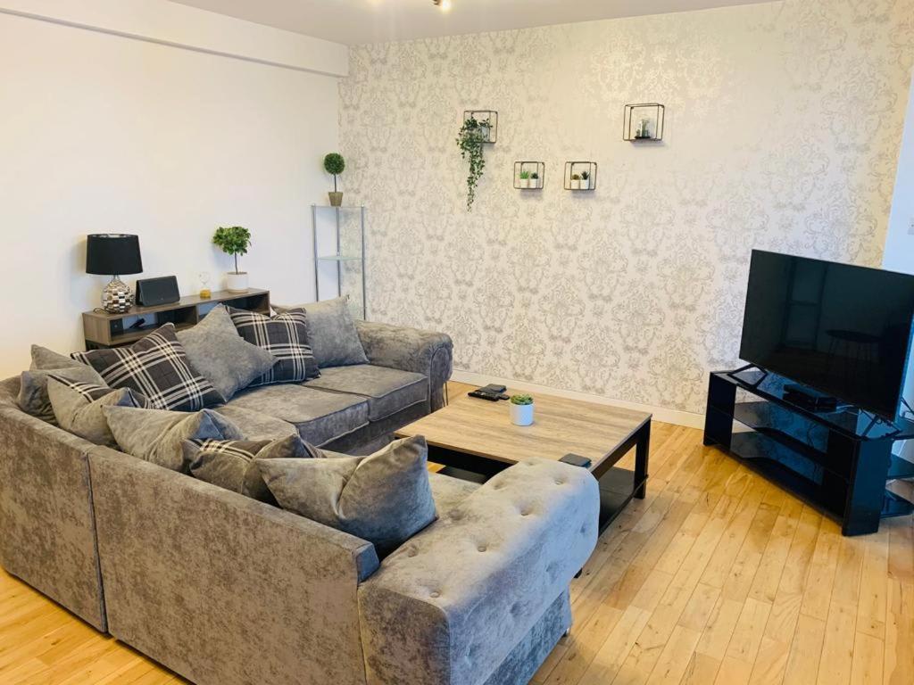 Modern 2 Bed Apartment, Close To Gla Airport & M8 Paisley