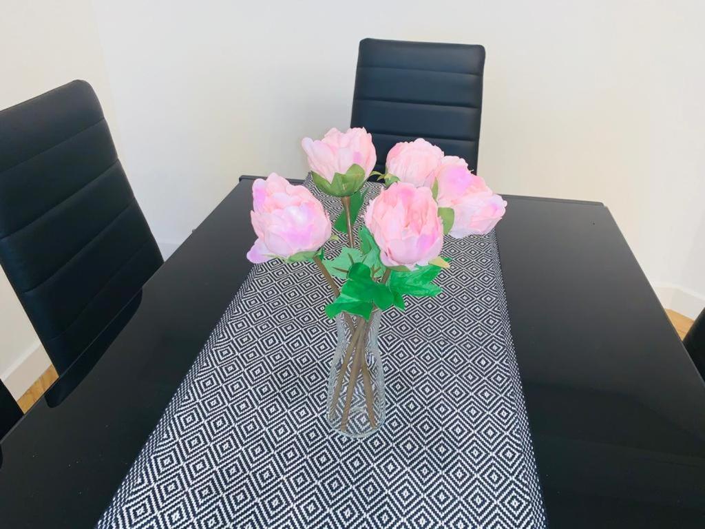 Modern 2 Bed Apartment, Close To Gla Airport & M8 Appartement