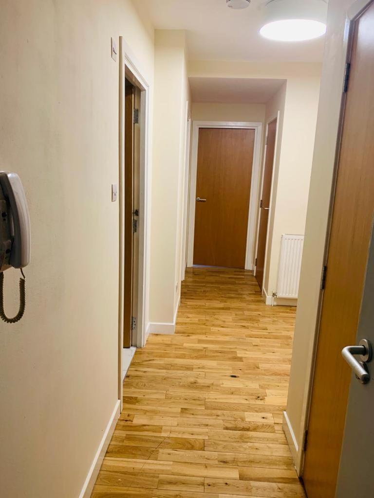 Modern 2 Bed Apartment, Close To Gla Airport & M8