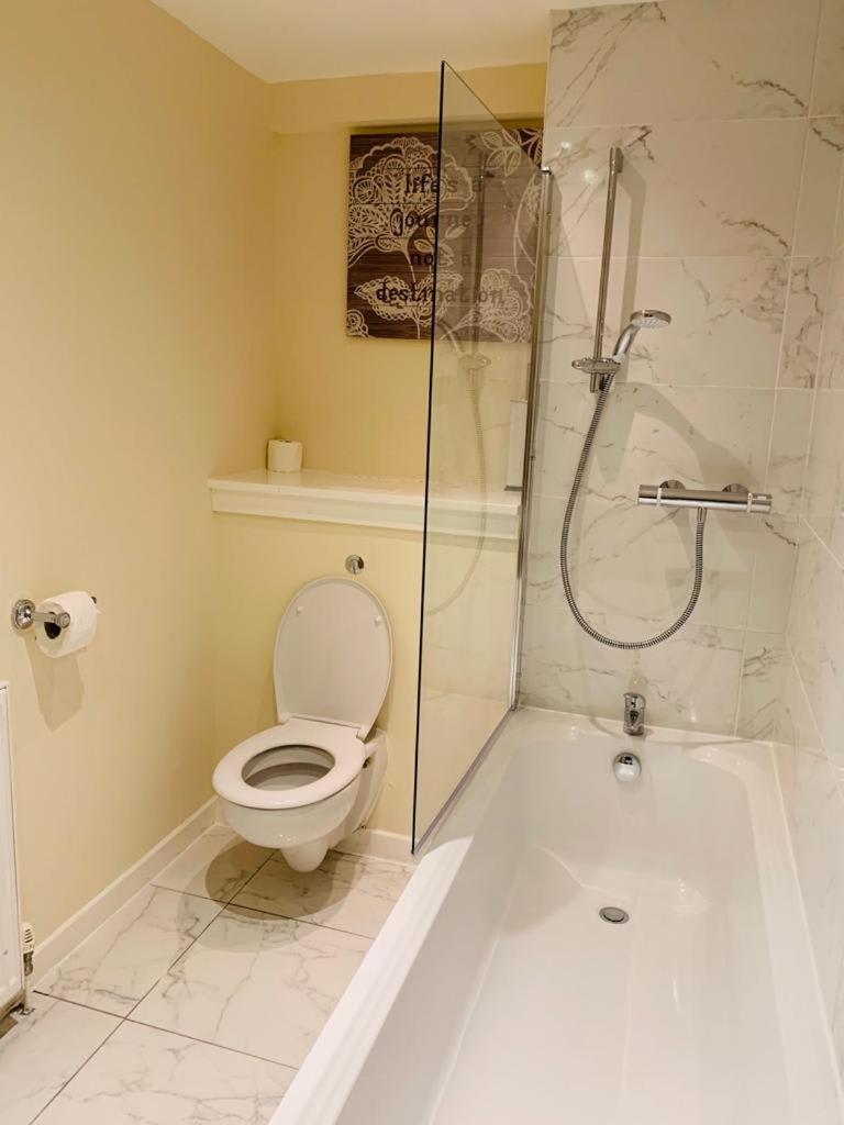 Modern 2 Bed Apartment, Close To Gla Airport & M8 *
