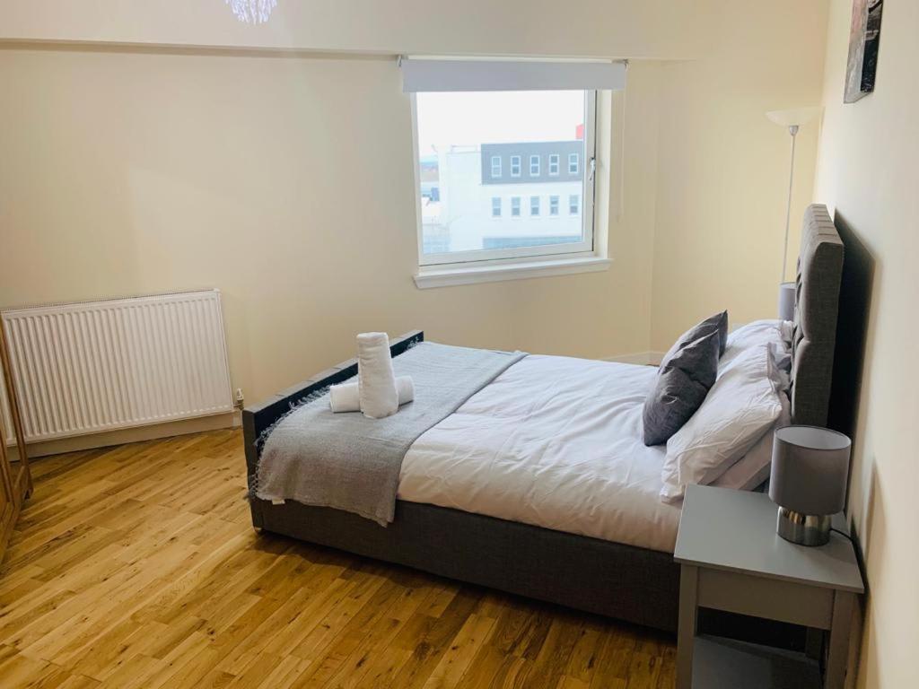 Appartement Modern 2 Bed Apartment, Close To Gla Airport & M8 *