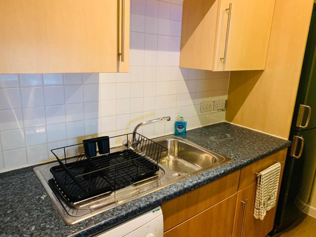Modern 2 Bed Apartment, Close To Gla Airport & M8 Appartement
