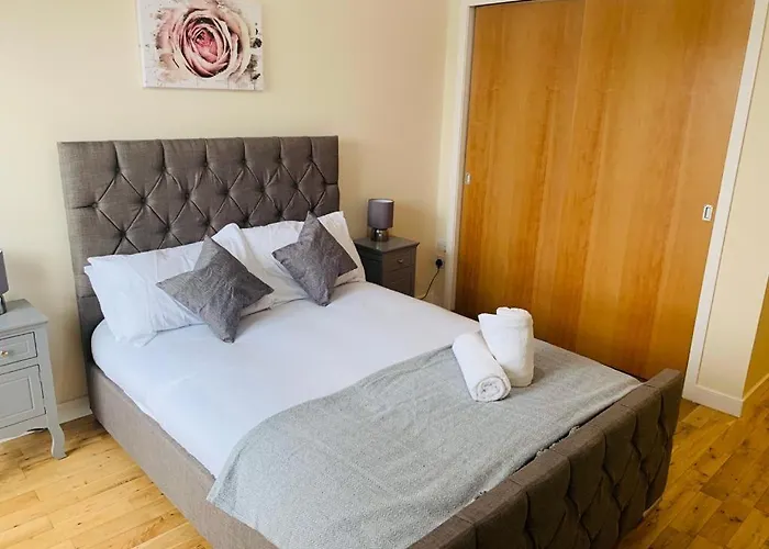 Modern 2 Bed Apartment, Close To Gla Airport & M8