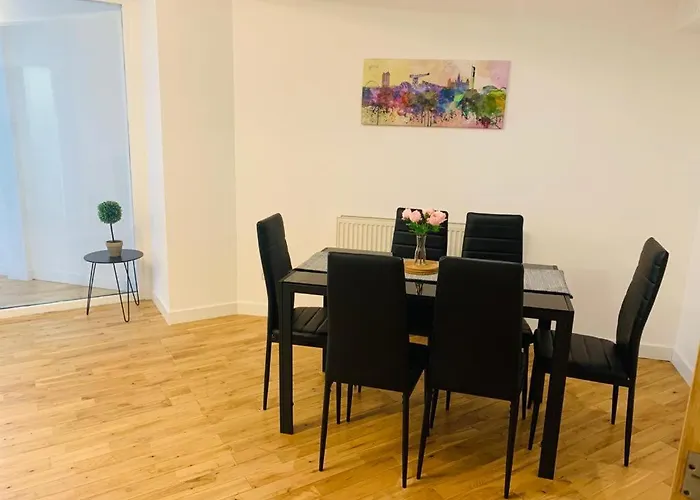 Modern 2 Bed Apartment, Close To Gla Airport & M8