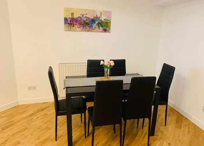 Modern 2 Bed Apartment, Close To Gla Airport & M8