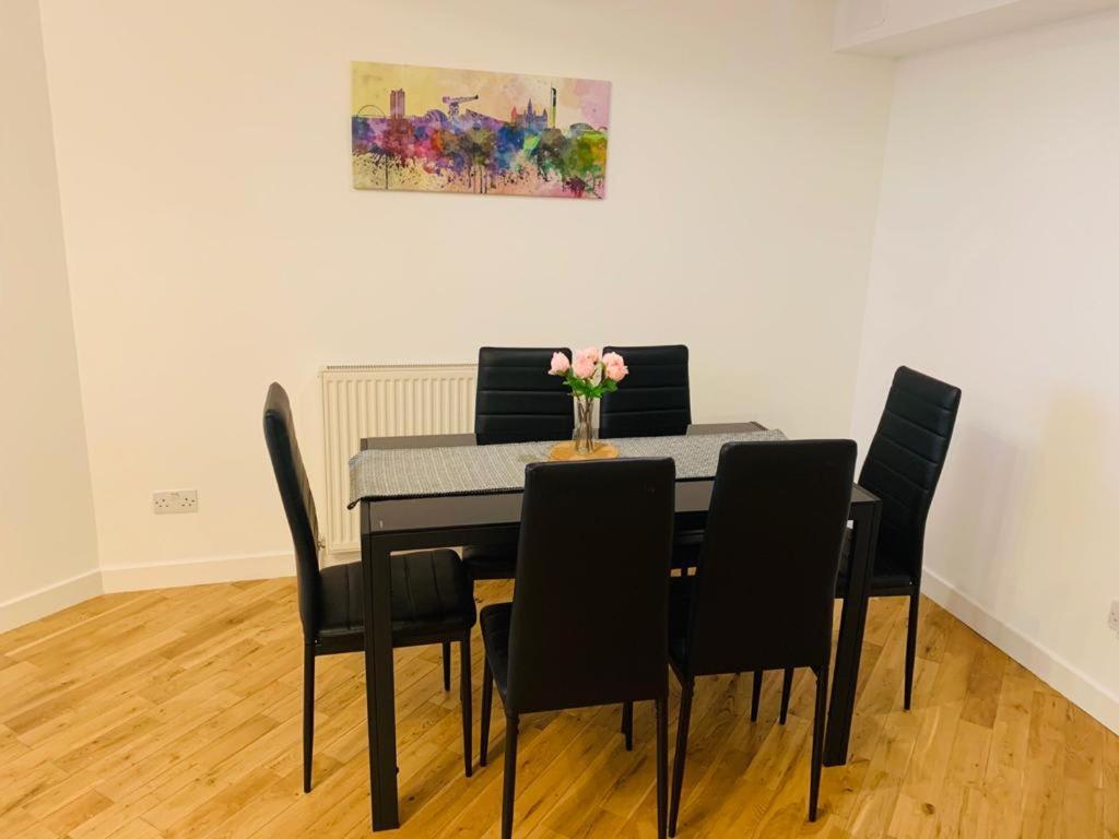 Modern 2 Bed Apartment, Close To Gla Airport & M8