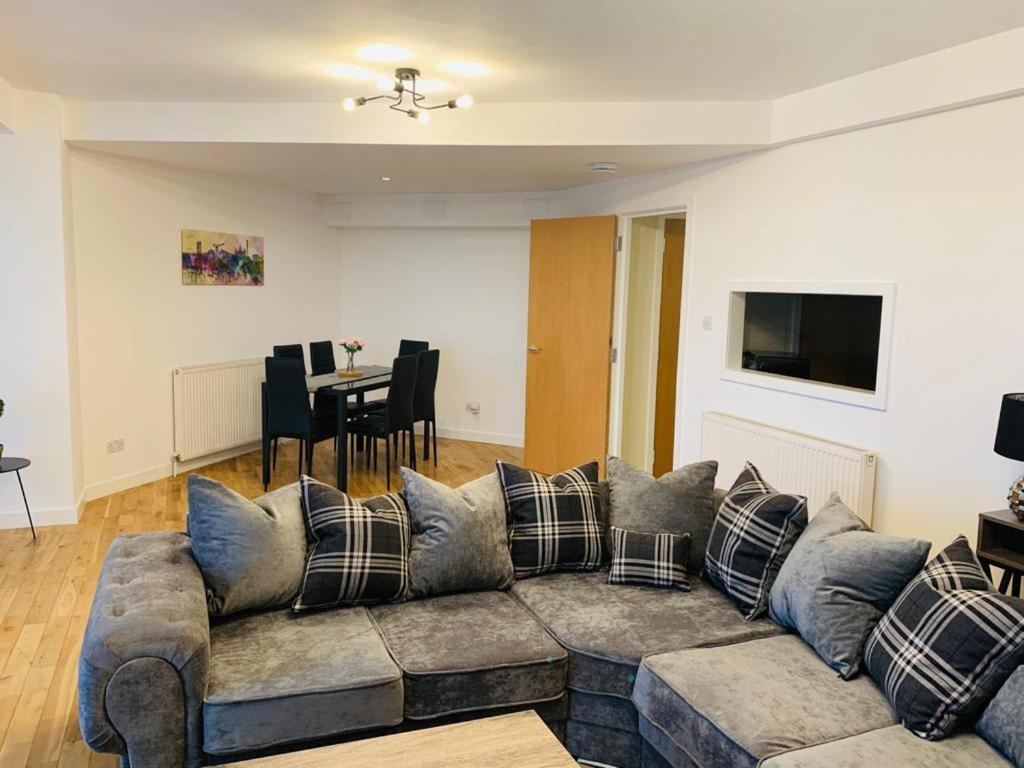 Apartment Modern 2 Bed Apartment, Close To Gla Airport & M8 Paisley