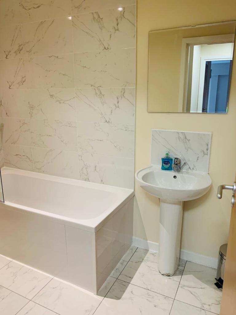 Modern 2 Bed Apartment, Close To Gla Airport & M8 Apartment Paisley