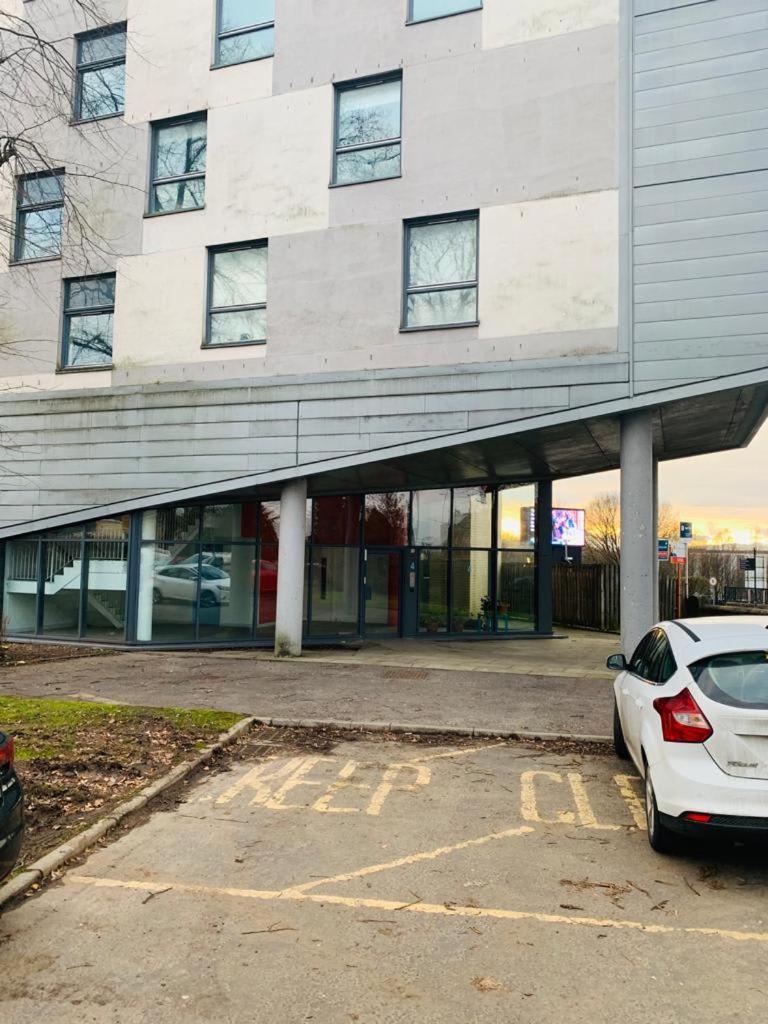 Apartment Modern 2 Bed Apartment, Close To Gla Airport & M8
