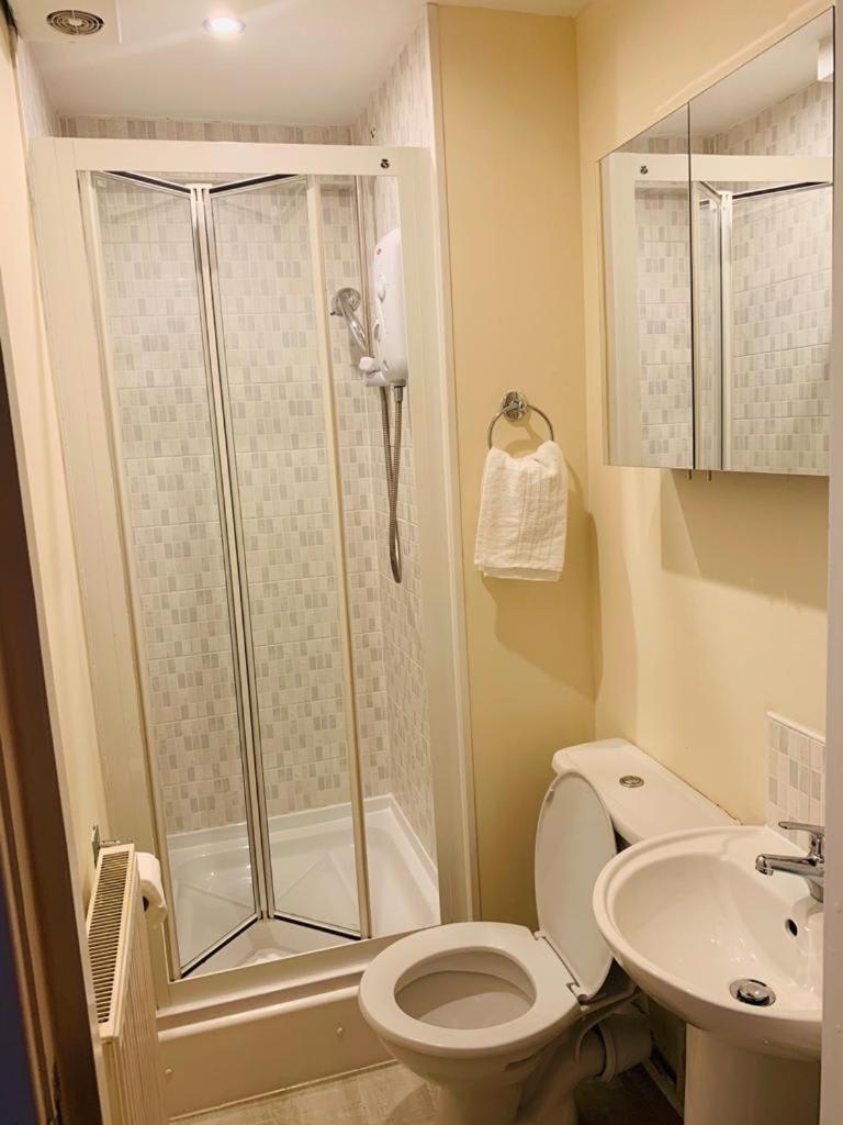 Modern 2 Bed Apartment, Close To Gla Airport & M8 Paisley