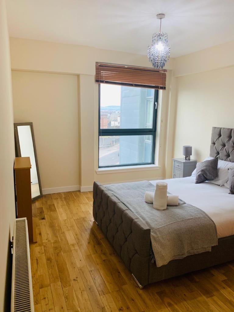 Modern 2 Bed Apartment, Close To Gla Airport & M8