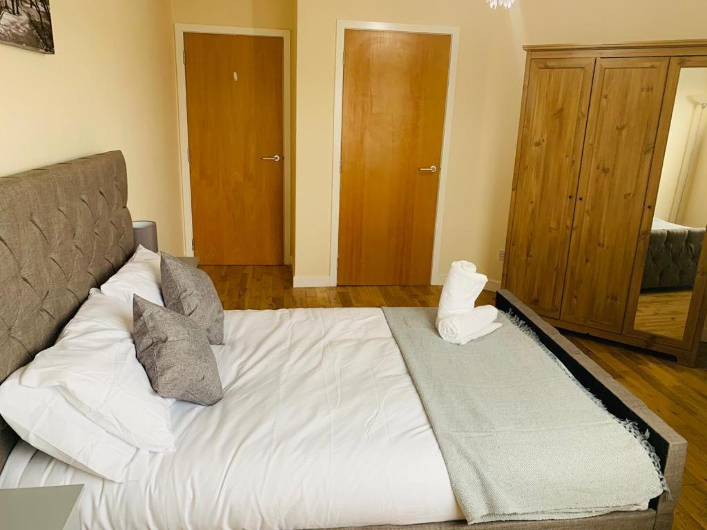 Apartment Modern 2 Bed Apartment, Close To Gla Airport & M8